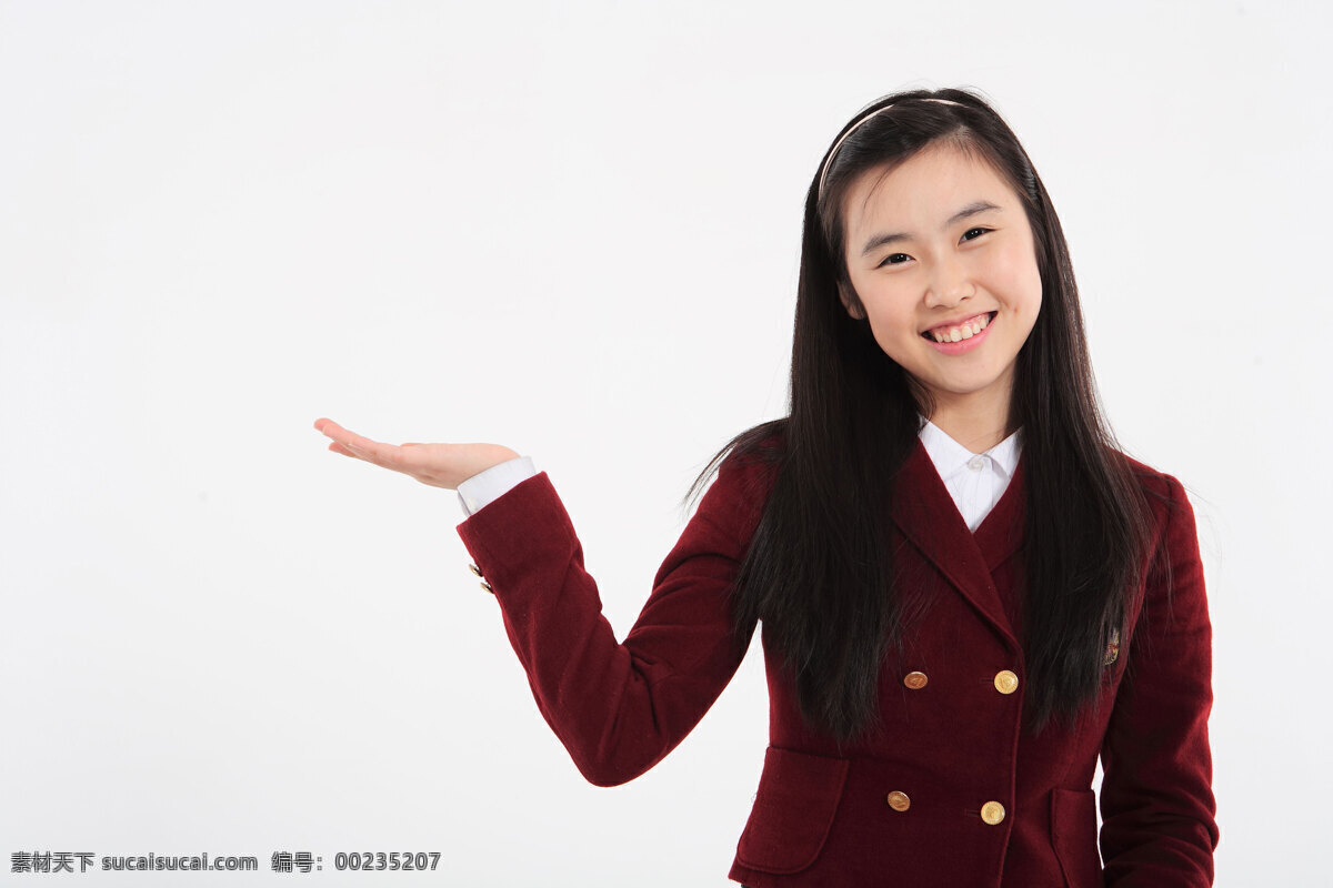 伸出 手掌 做 托起 状 长发 女孩 手势 自信 调皮 淑女 开心 笑容 漂亮 学生装 制服 女生 可爱 清纯 少女 人物图库 高清图片 生活人物 人物图片