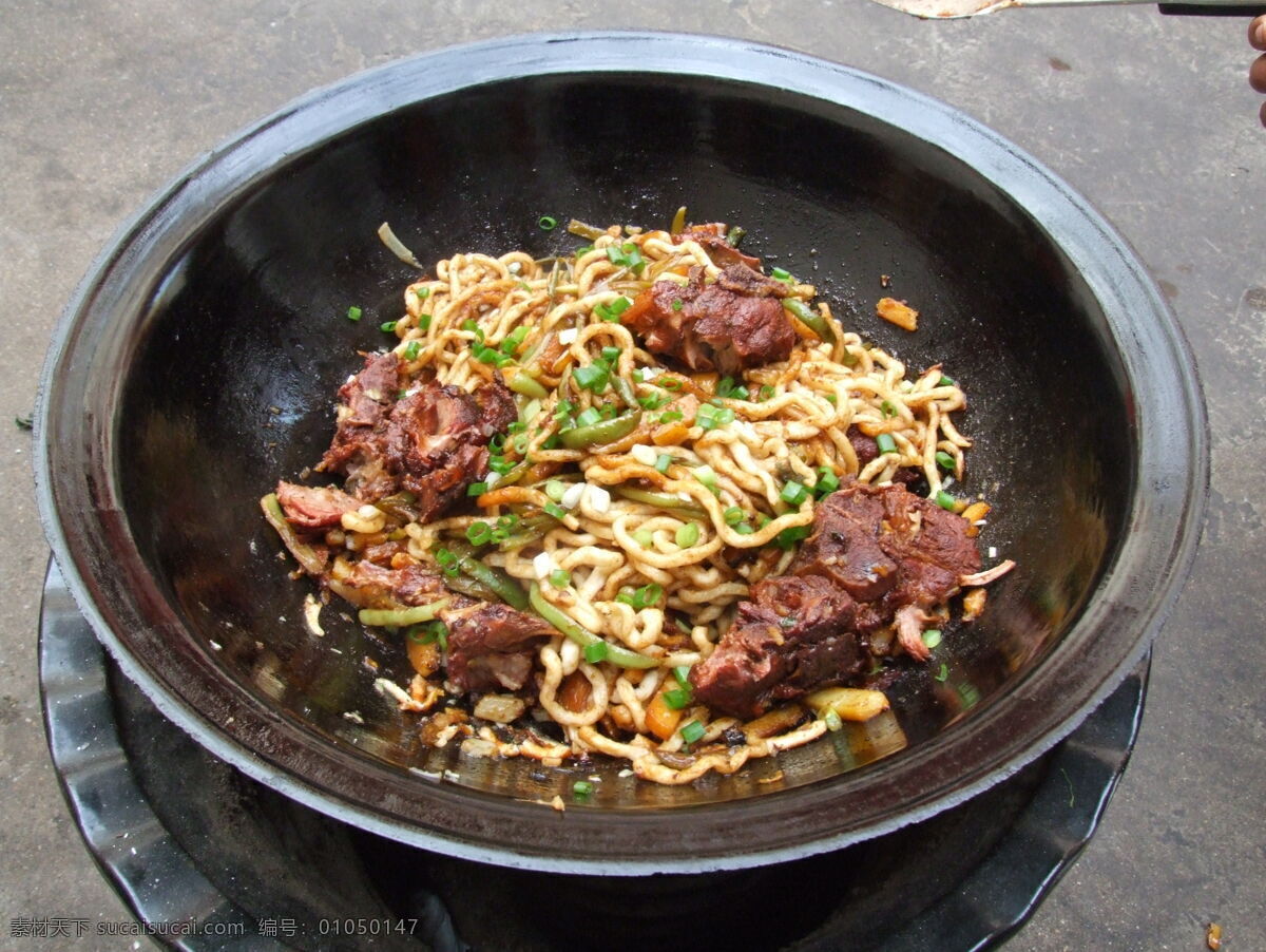 鐵鍋燜面 鐵鍋 燜面 排骨 傳統(tǒng)美食 餐飲美食