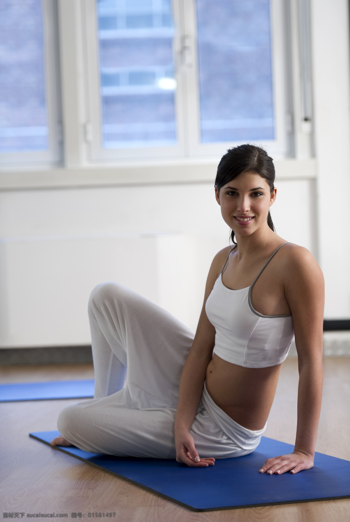美丽 年轻 女子 健身房 瑜伽 锻炼 设计素材 高清大图 美女图片 人物图片
