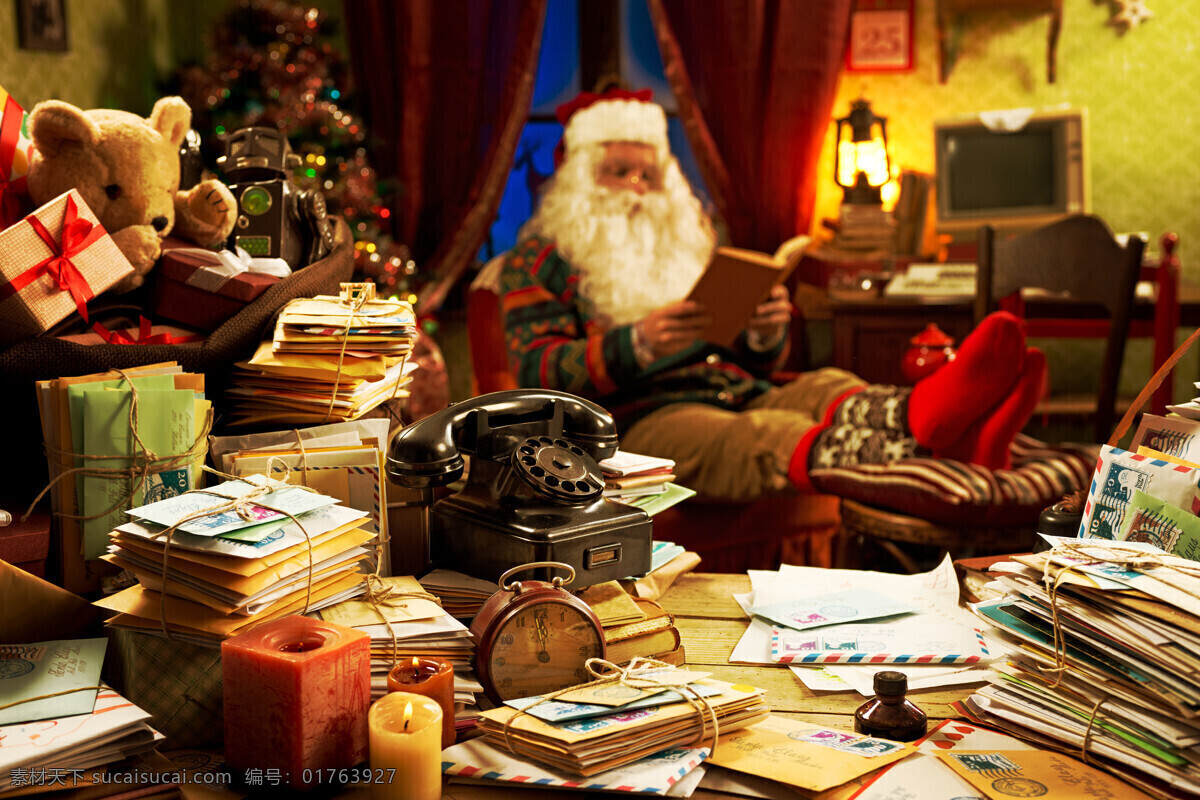 堆满 信封 桌面 圣诞老人 堆满信封 礼物盒 蜡烛 人物 看书的人 圣诞节 节日 节日庆典 生活百科