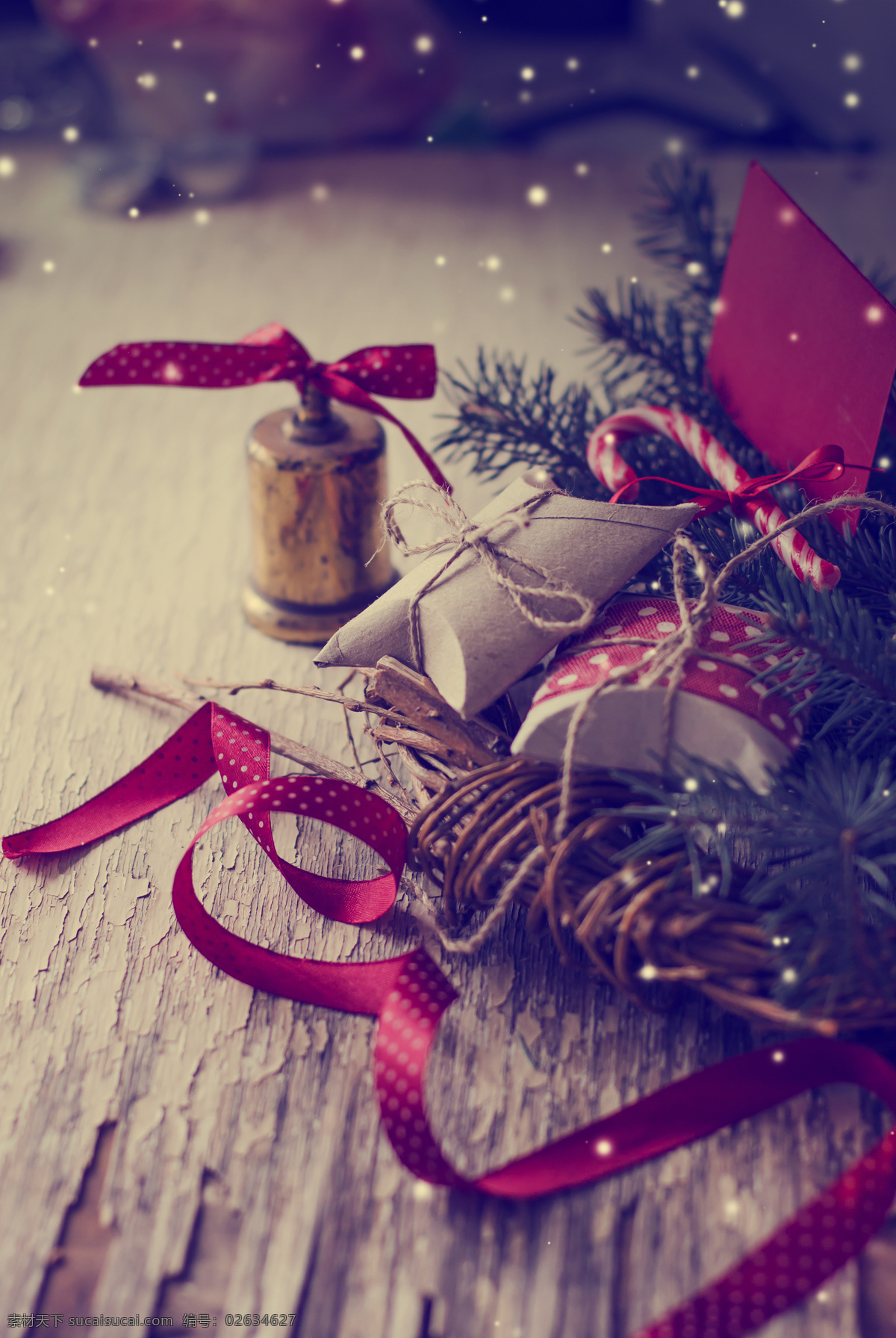 木板 上 圣诞 装饰物 铃铛 飘带 松枝 圣诞节 节日庆典 生活百科
