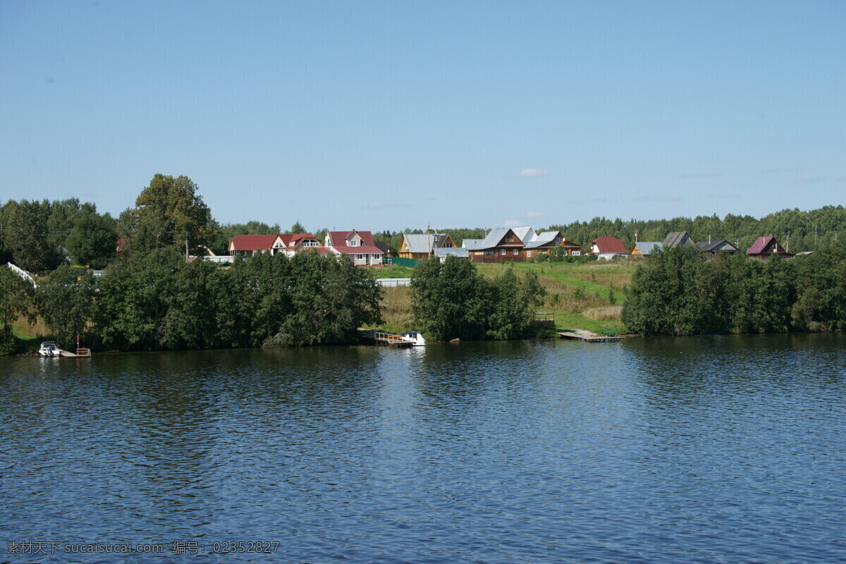 伏尔加河 畔 风光 伏尔加河畔 美丽 村庄 四周丛林环绕 欧式小屋 小船码头 倒影 水波 蓝天 俄罗斯风光 自然风景 自然景观