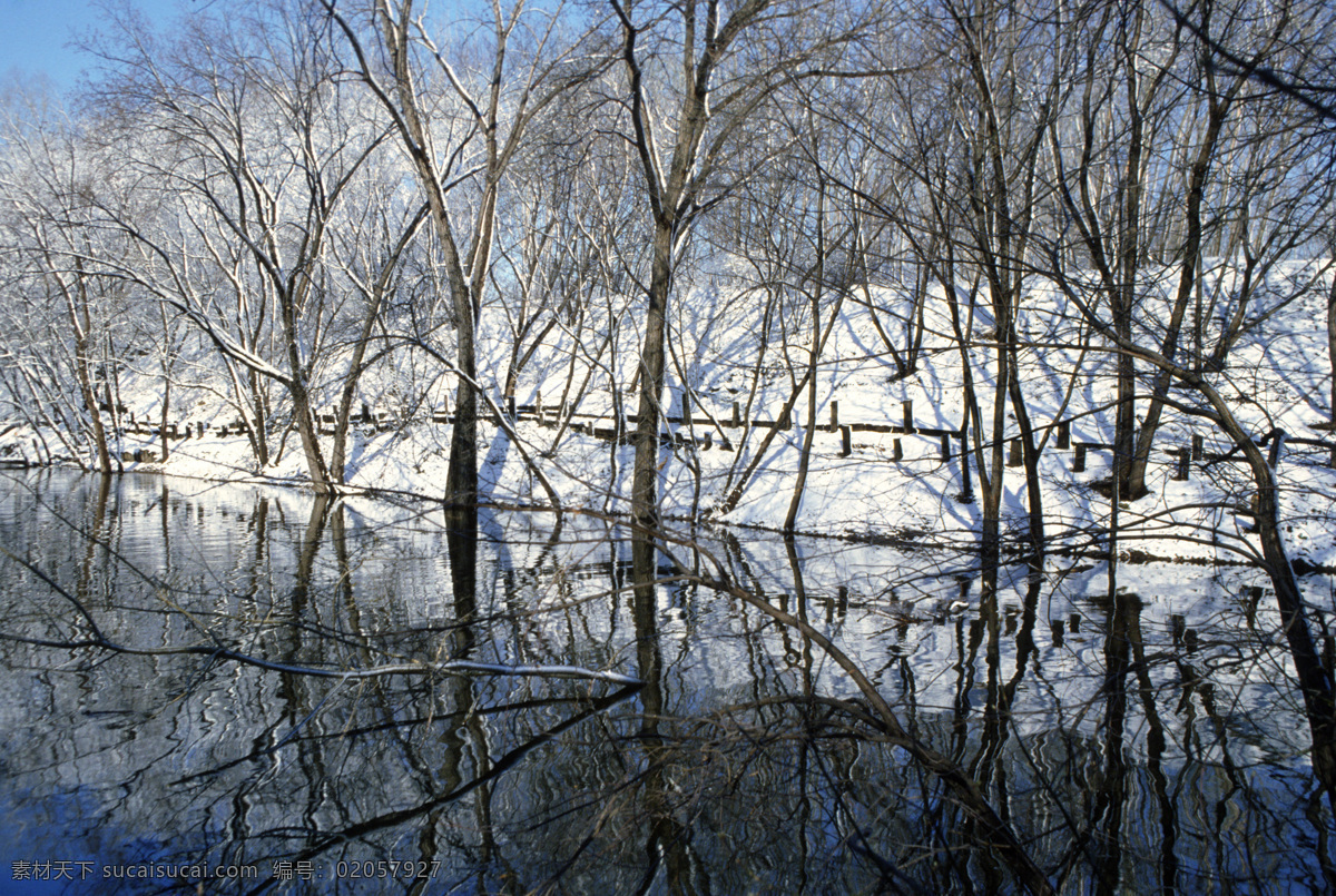冬天 湖泊 美景 雪地 湖面 倒影 湖水 景色 风景 摄影图 高清图片 自然风景 自然景观 黑色
