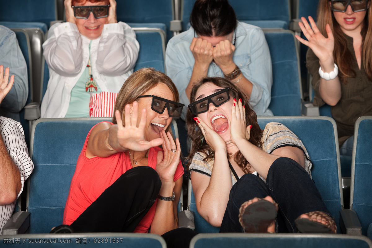 看 3d 電影 女性 人物 娛樂 休閑 看電影 電影院 3d電影 3d眼鏡 真實 伸手 觸摸 害怕 大叫 生活人物 人物圖片