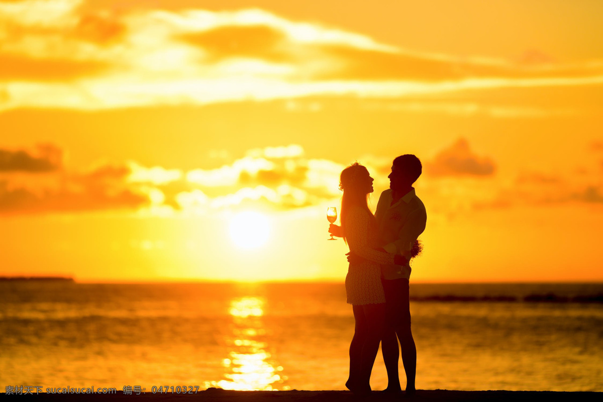 夕阳中的情侣 情侣 夕阳 落日 斜阳 红日 两个人 男人 女人 背景 温馨 暖和 暖色 金色的云 侧面 拥抱 庆祝 海边 休闲 人物图库 人物摄影
