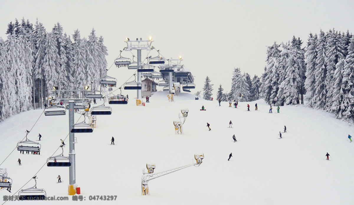 欧洲 滑雪场 雪景 滑雪 景色 雪山 滑雪的人 运动 体育 白色 背景 唯美 壁纸 白色背景 雪山景色 滑雪场风景 摄影图库 自然景观 自然风景