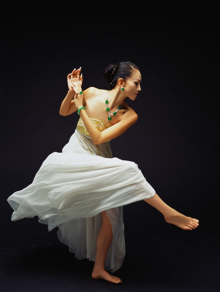 杨丽萍 舞蹈家 纤细手指 迷离 气质 耳环 明星偶像 人物图库 手镯 项链