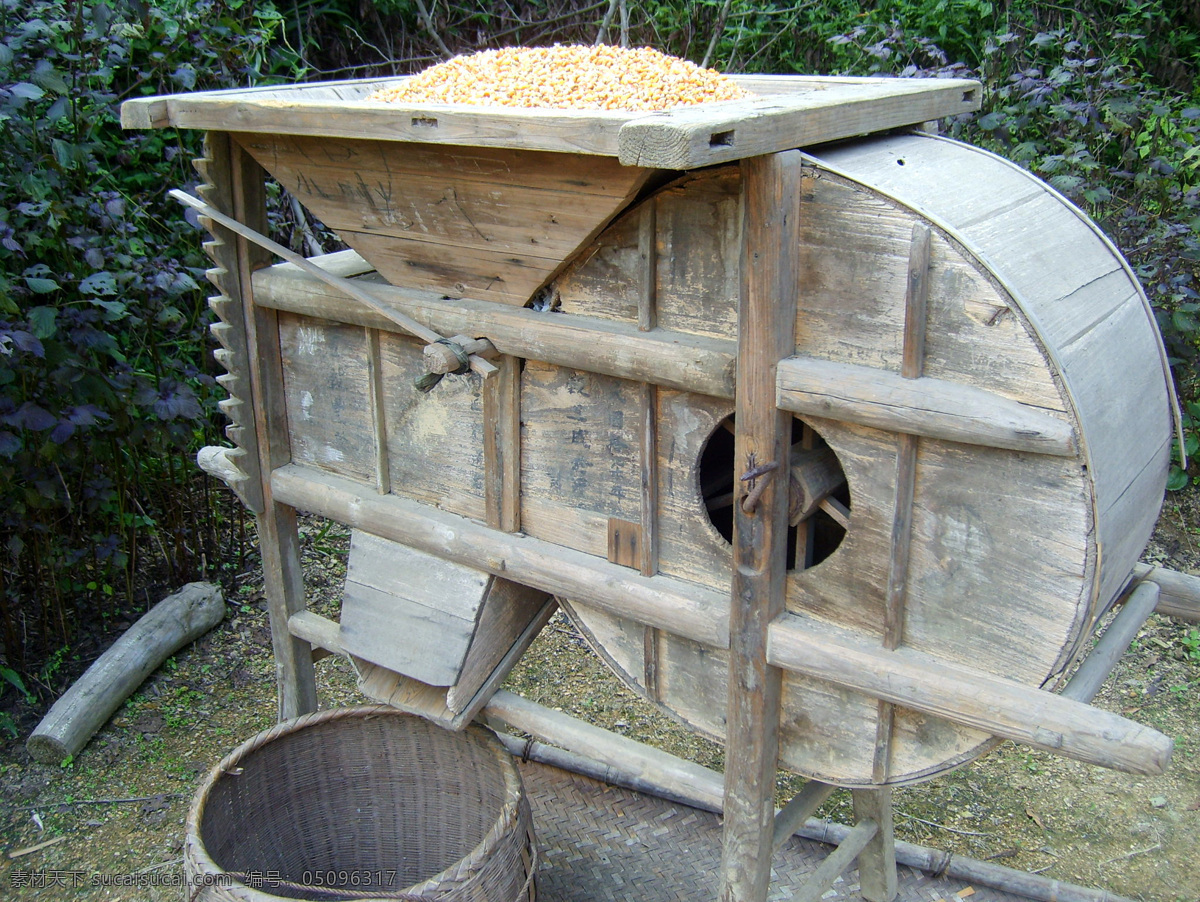 風(fēng)谷機(jī) 木工 秋收 木制品 面簍 玉米 操作 農(nóng)村勞動(dòng) 農(nóng)家農(nóng)具 農(nóng)具 古樸 原木 過(guò)濾 精選 吹風(fēng) 木具 家具 生活用品 家居用品 傳統(tǒng)文化 傳統(tǒng)家具 美圖 農(nóng)村 鄉(xiāng)村 生活素材 生活百科