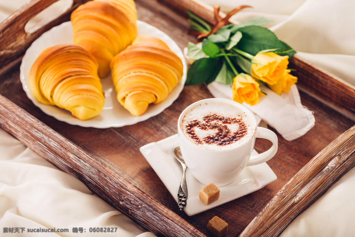 牛角包和咖啡 牛角包 咖啡 木板 花朵 面包 美食图片 餐饮美食 西餐美食