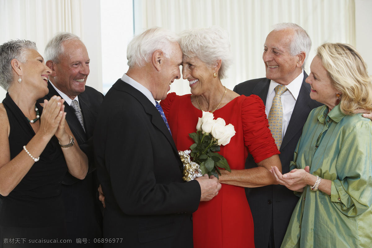 手 捧 鲜花 老年 夫妻 健康老人 老年人 老人 老奶奶 老年妇女 爷爷 老年男性 老年夫妇 恩爱 开心 玫瑰花 老人图片 人物图片