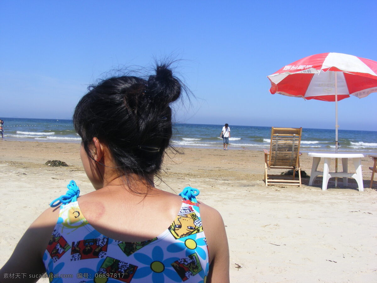 背影 大海 海天 藍(lán)色的 男孩 女孩 人物攝影 人物圖庫(kù) 海灘背影 太陽傘 傘 椅子 海藍(lán) 沙子 psd源文件