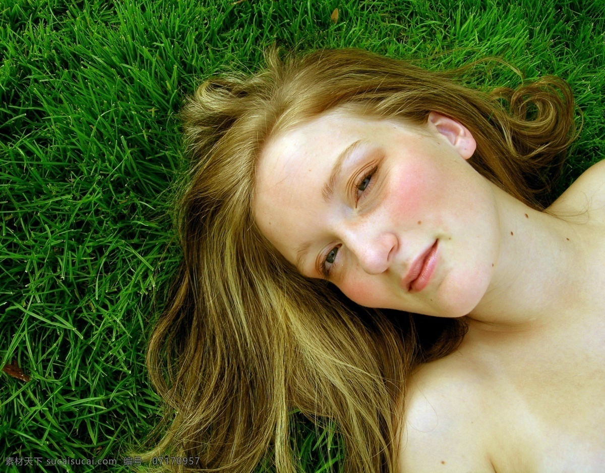 躺 草地 上 美女图片 人物 女性 户外 自然 柔美 微笑 唯美 躺着 人物图片