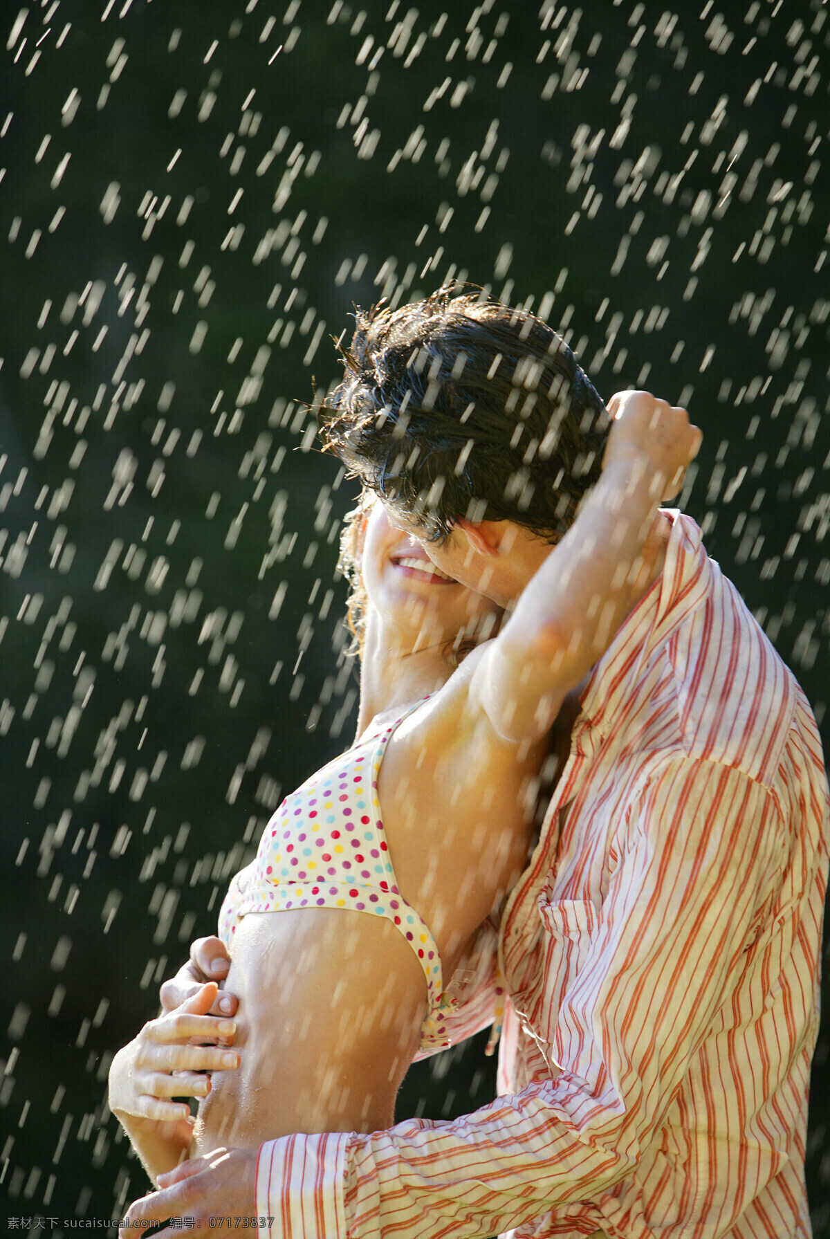 伴侶 恩愛 夫妻 高清圖片 合影 接吻 美女 親密 雨 中 情侶 雨中的情侶 下雨 雨水 水珠 水滴 雨中 甜蜜 性感 帥哥 日常生活 人物圖庫(kù) 人物攝影 情侶攝影 psd源文件