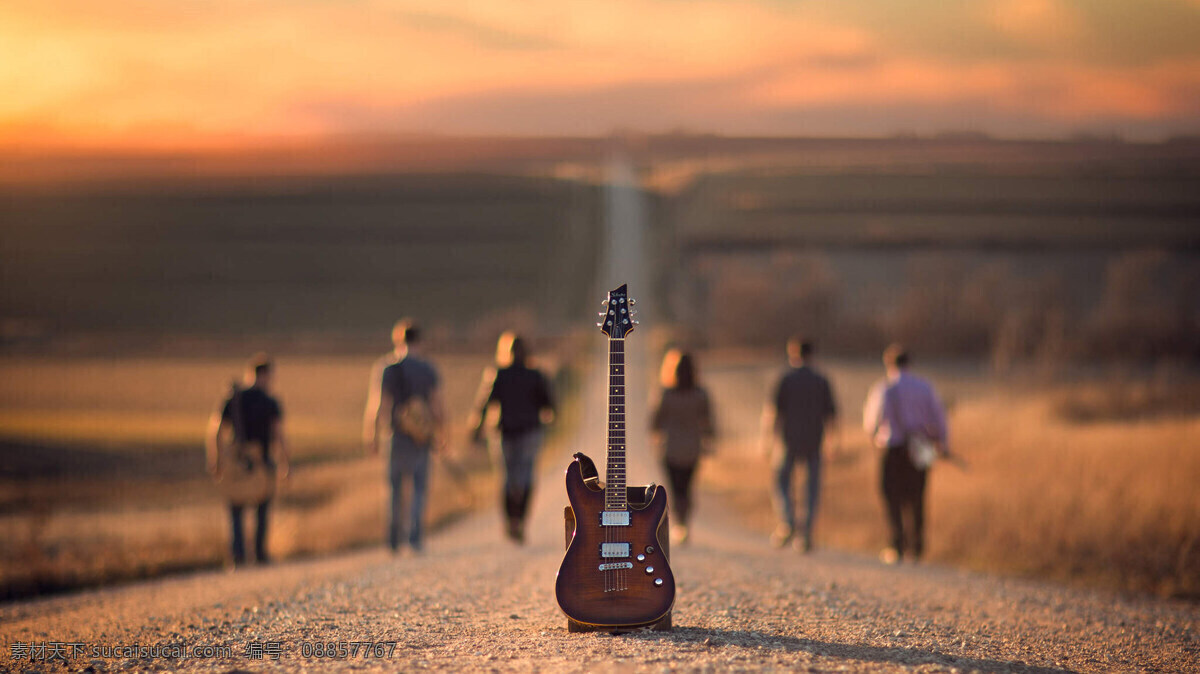 弹 吉他 年轻人 精美的吉他 六弦琴 夕阳 彩霞 黄昏 乡间小道 高清壁纸 自然景观 自然风景