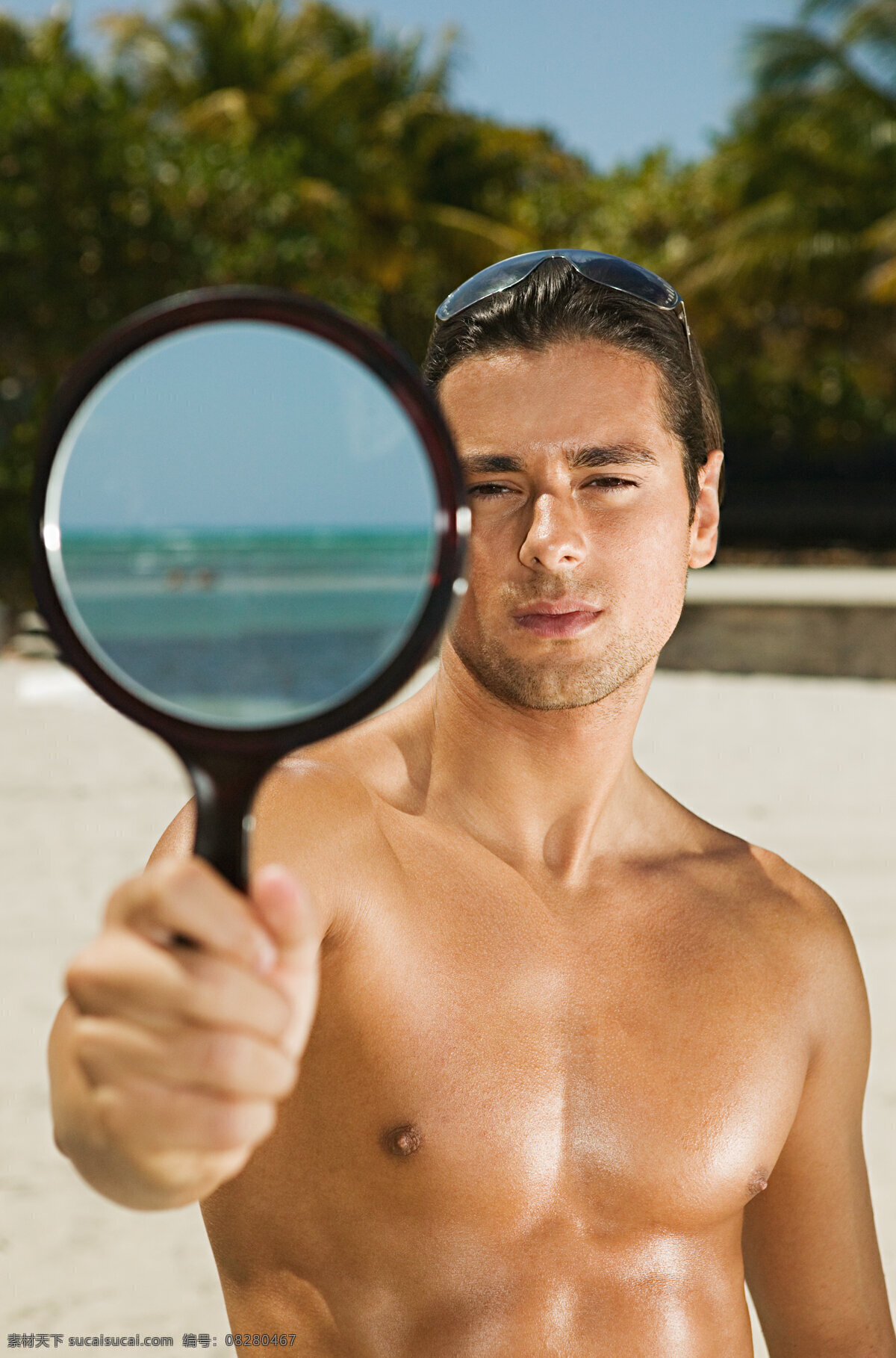 照镜子 外国 男人 海边 海滩 沙滩 外国男人 海边度假 模特 写真 诱惑 泳装 男性男人 戴墨镜 人物图库 生活人物 人物图片