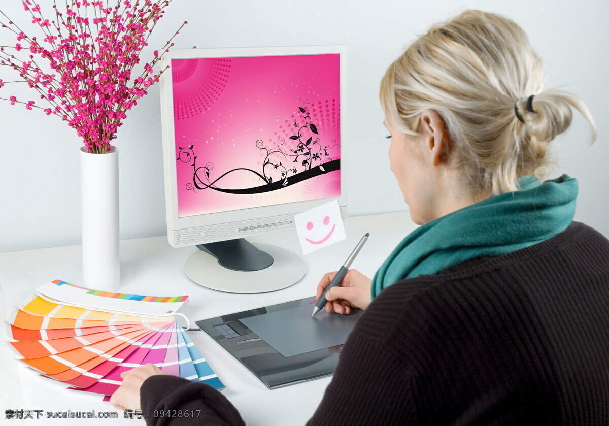 色卡 电脑 设计师 色谱 潘通色卡 色彩 美女设计师 商务人士 人物图片