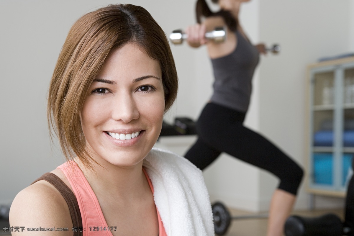 休息 中 健身 女性 健身女性 外国女性 健身房 有氧运动 生活人物 人物图片