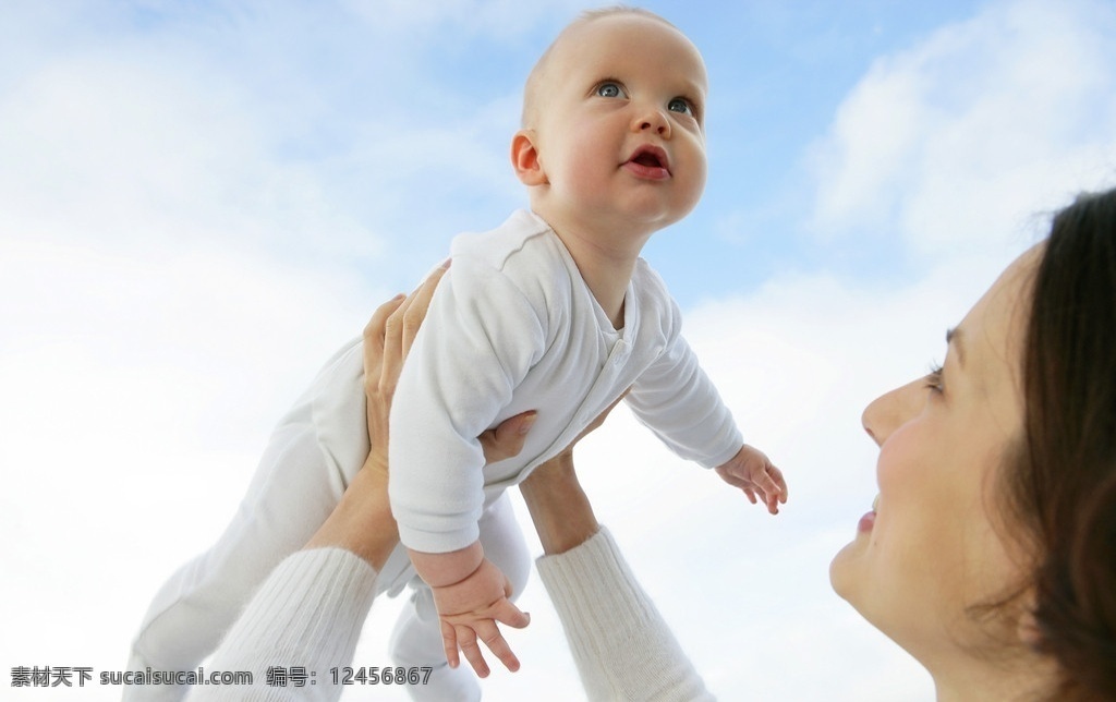 媽媽和寶寶 媽媽 嬰兒 寶寶 幼兒 寶貝 娃娃 孩子 可愛 幸福 快樂 藍天 白云 家庭主題 人物攝影 人物圖庫