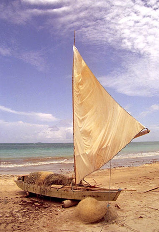 海岸帆图片 海岸帆 海岸 帆 渔船 沙滩 云彩 艺术照 风光 霞云