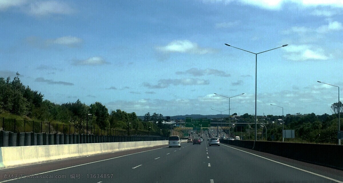 新西兰 号 高速路 风景 天空 蓝天 白云 护栏 绿树 草地 建筑 车辆 电线杆 新西兰风光 旅游摄影 国外旅游