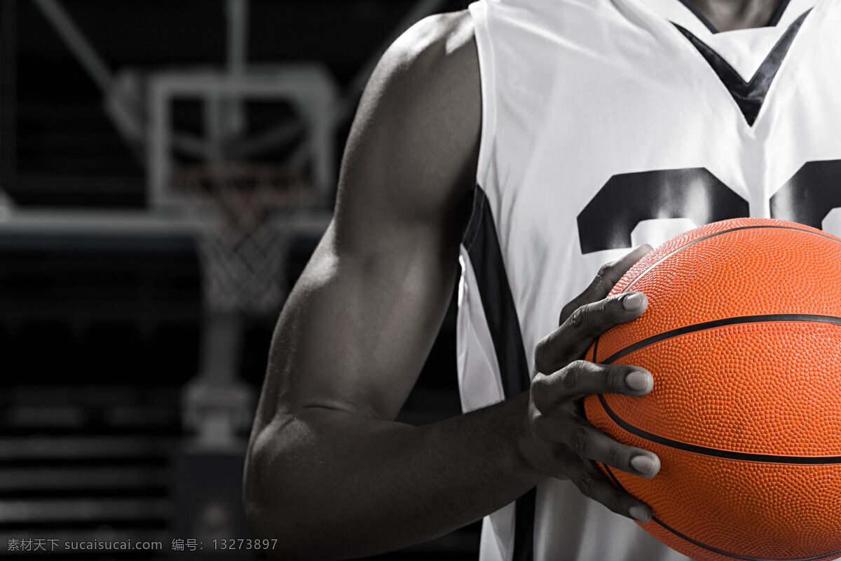 篮球 运动员 手里 特写 高清 大图 人物 男人 篮球特写 球衣 打篮球 球员 nba cba 手握篮球 肌肉 赛场 比赛 黑白 灰色背景 灰暗 颜色对比 色差 差异 图像 相片 照片 照相 高清大图 生活人物 人物图片