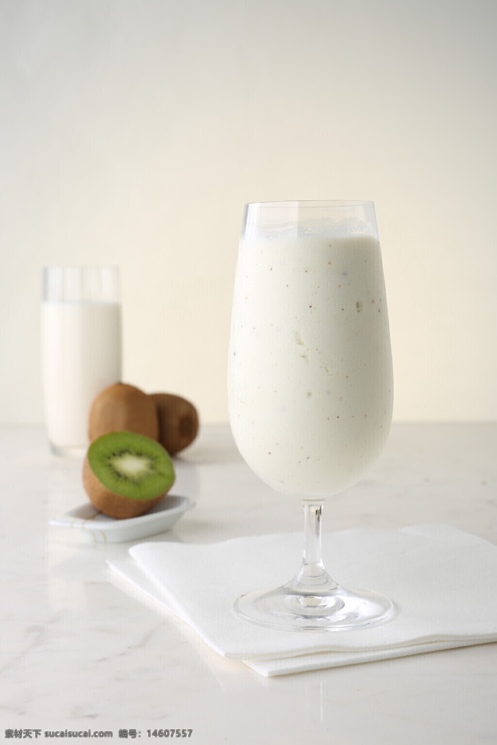 奶昔 獼猴桃 奶茶 網(wǎng)紅飲品 爽口 回味無窮 健康飲品 奶香濃郁 清新水果 夏季飲品 家庭自制 營養(yǎng)豐富 創(chuàng)意飲品 白色背景 簡約風格