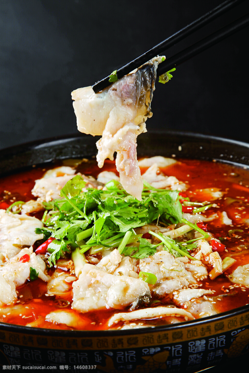 麻辣魚片 中餐 四川菜 麻辣火鍋 川味 魚片湯 辣湯 傳統(tǒng)美食 中式烹飪 香菜裝飾 熱氣騰騰 紅油湯底 辣椒 香料 餐館美食