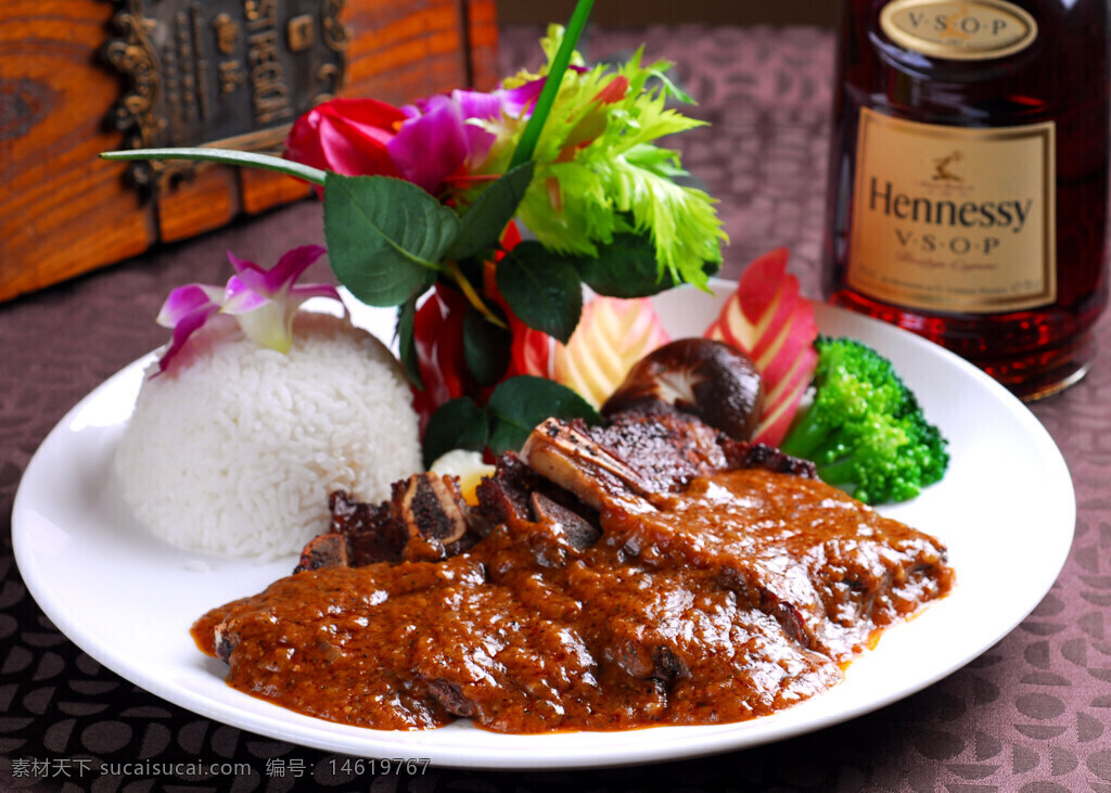 香煎牛仔骨 白米飯 中餐美食 香氣濃郁 高檔餐飲 美味佳肴 營(yíng)養(yǎng)豐富 精致擺盤 花卉裝飾 高檔酒搭配 牛肉料理 西式風(fēng)味 健康飲食