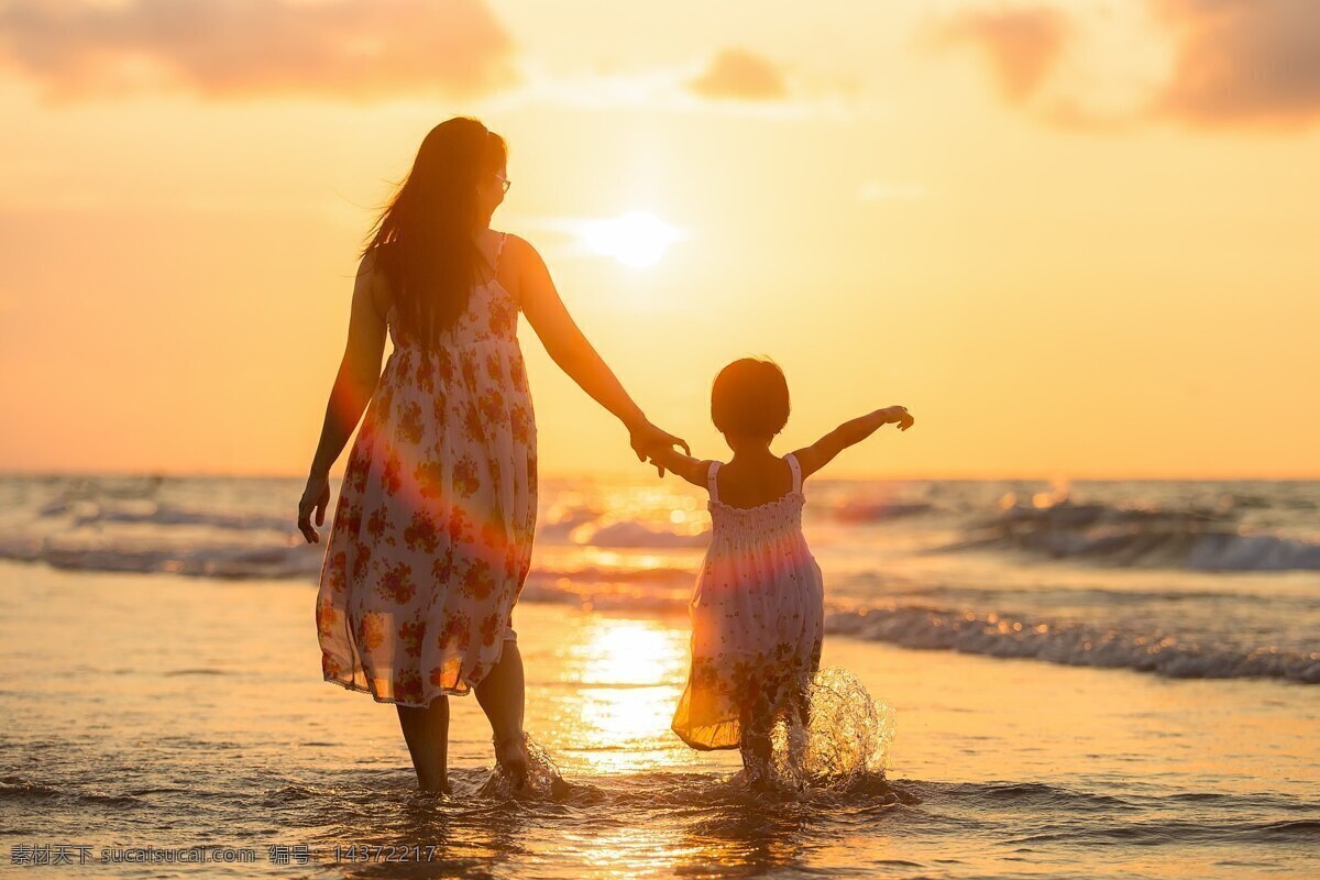 夕阳 海滩 亲子 嬉戏 儿童节 母情节 儿童 六一 61 沙滩 妈妈 孩子 度假 人物图库 日常生活