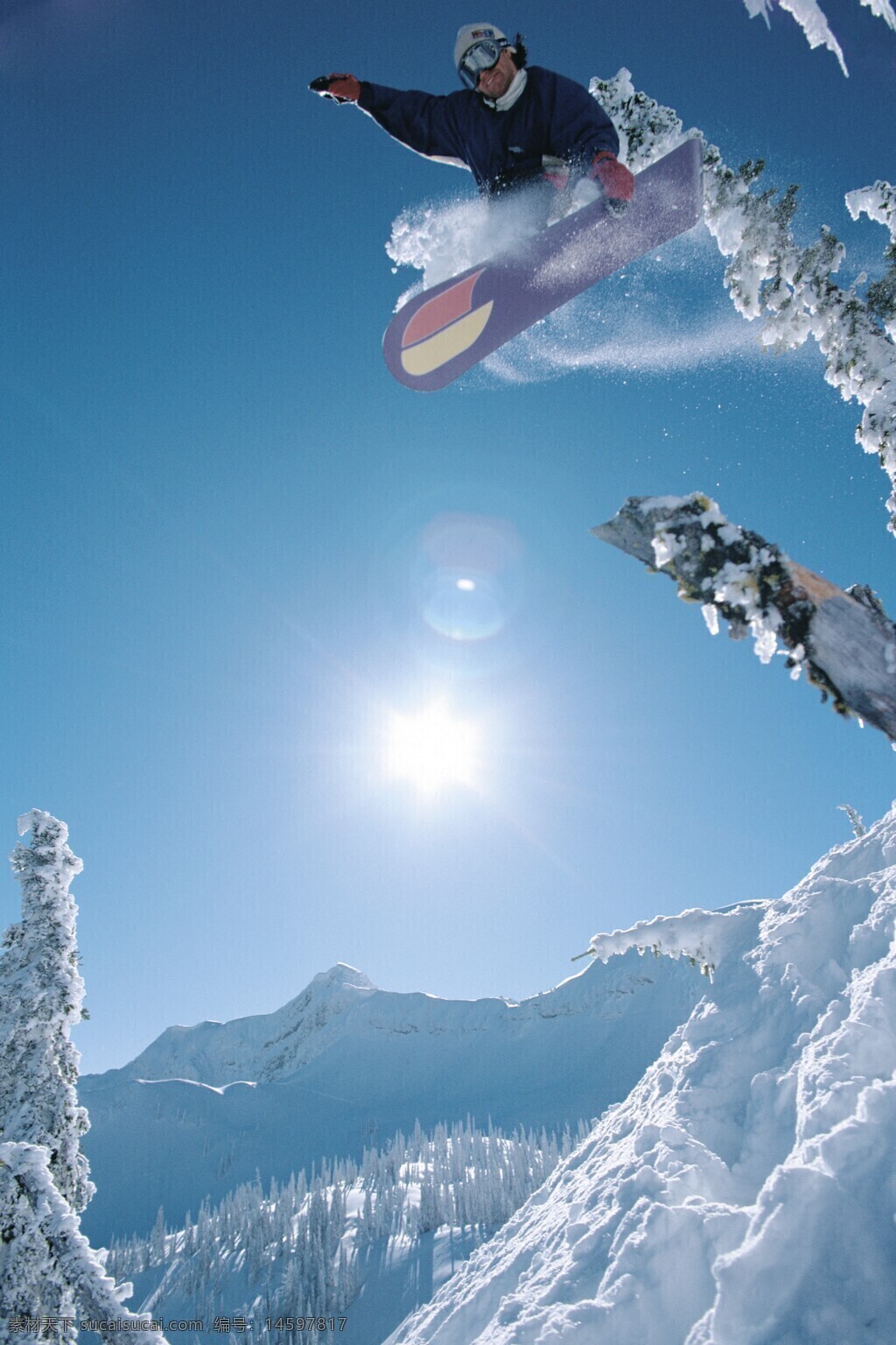 雪地 滑雪 雪板 空中 运动 冒险 极限运动 冬季 滑雪场 蓝天 白雪 山脉 阳光 滑雪者 跳跃 户外活动 雪景 高山 自然 冰雪