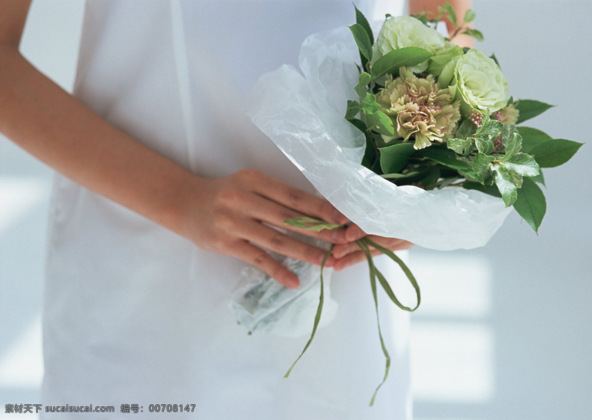束 鲜花 一束鲜花 爱心 礼物 礼品 生日礼物 送花 约会 情人 节日 祝贺 日常生活 人物图库 生活素材料 生活素材 生活百 康乃馨 生活人物 人物图片