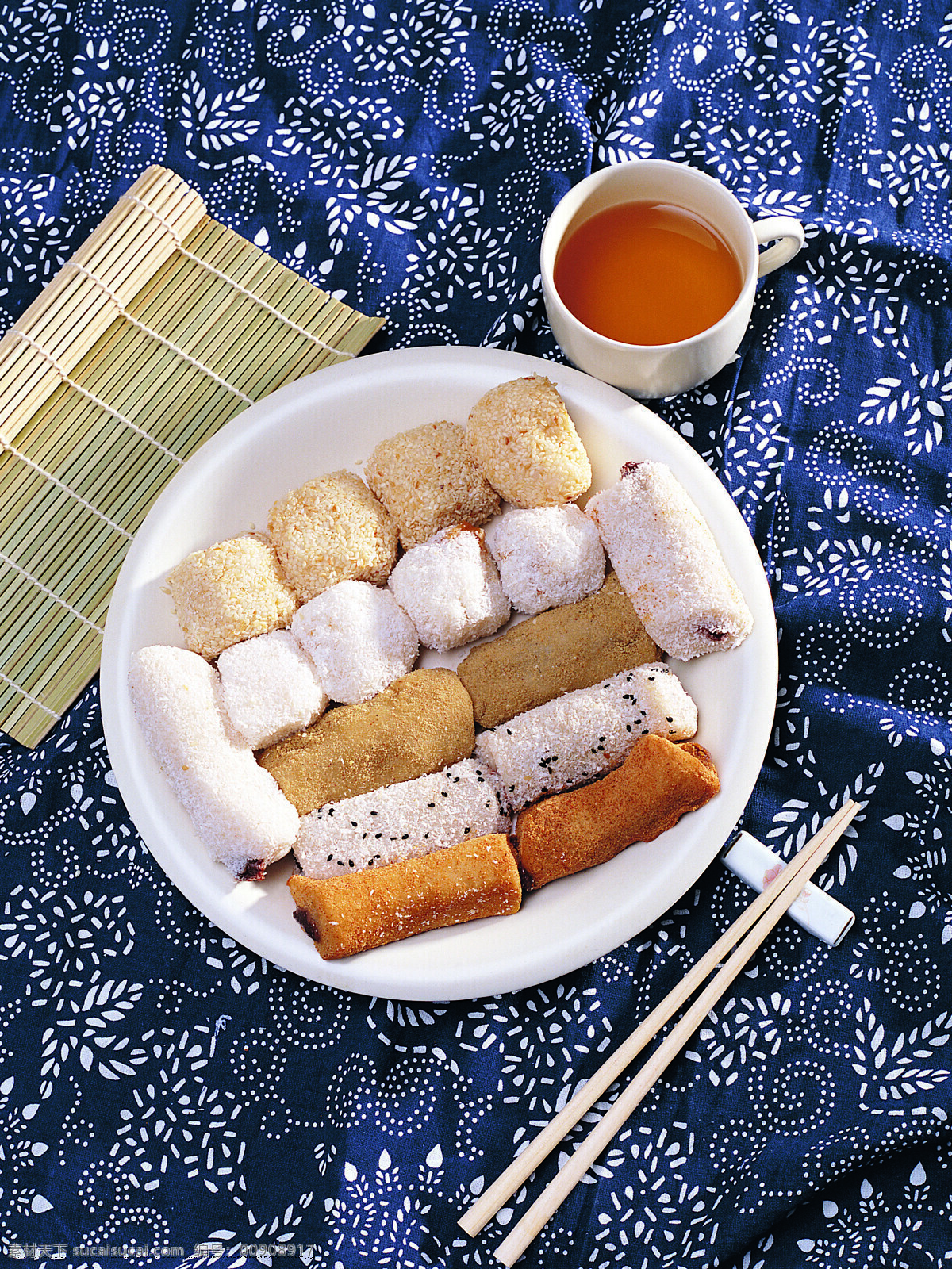 北方 糕点 餐饮美食 传统美食 摄影图库 北方糕点 花布 筷子 杯子 矢量图 日常生活