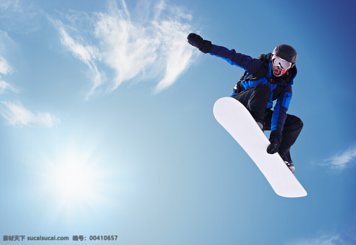 空中 滑板 运动员 滑板青年 跳跃 滑板运动 极限运动 时尚青年 时尚男生 外国男性 外国男人 体育运动 生活百科 蓝色