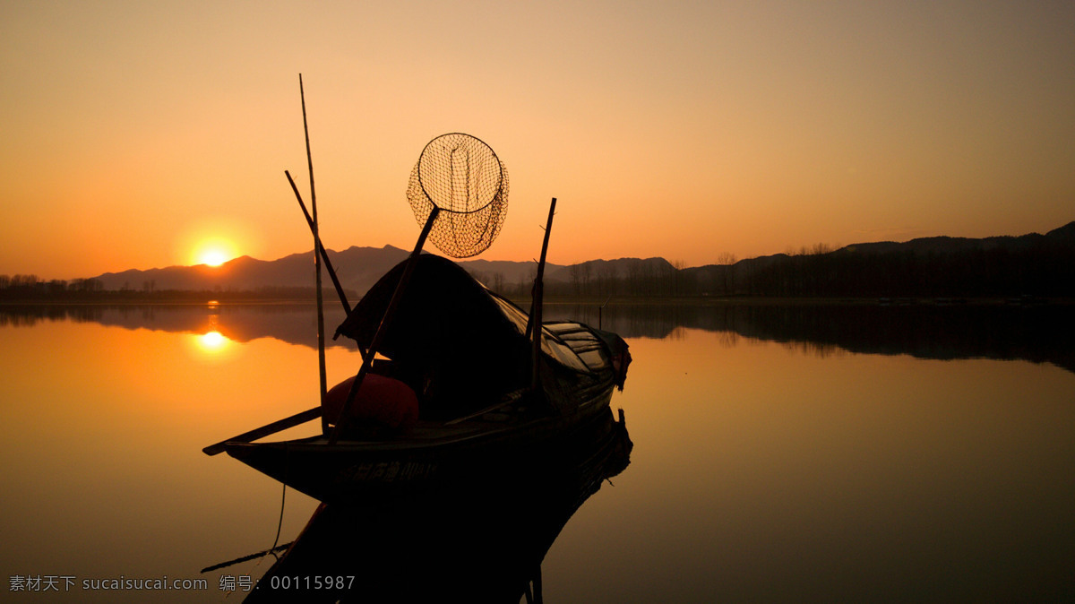 夕阳下的渔船 渔船 夕阳 天空 山丘 黄昏 乡村风采 自然景观 自然风景