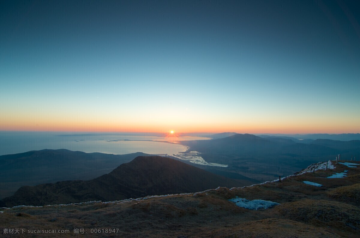 夕阳 日落 傍晚 大海 海上 海面 山顶 山上 高山 山头 蓝天 天空 风景 迷人 风光 阳光 静谧 自然美景 自然风景 自然景观