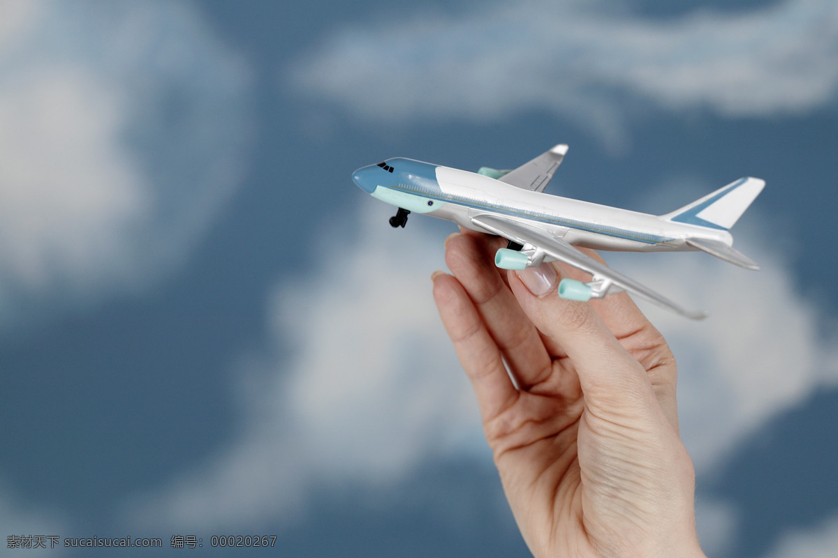 手 飞机模型 商务 金融贸易 地球 全球商务导航 演示 举起 蓝天白云 特写 摄影图 高清图片 人体器官图 人物图片