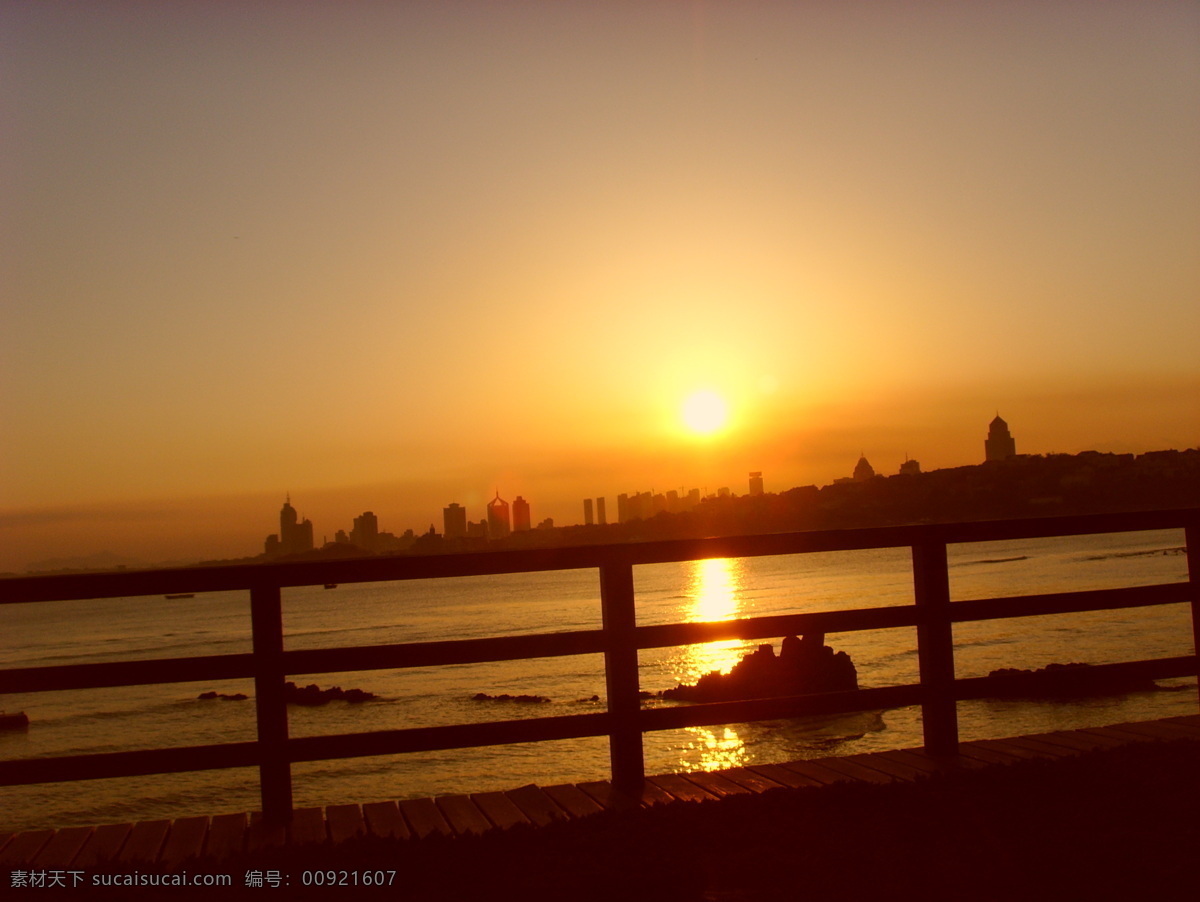 夕阳 海边 海滩 桥 太阳 自然风景 自然景观 栈桥 耀眼 psd源文件