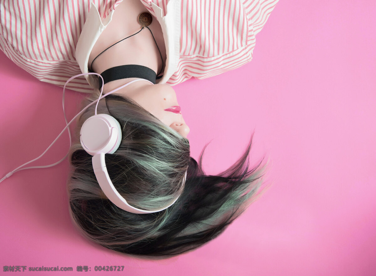 戴耳机女性 戴耳机 耳机 音乐 女性 粉色 听歌 广告 戴耳机的女人 人物图库 生活人物