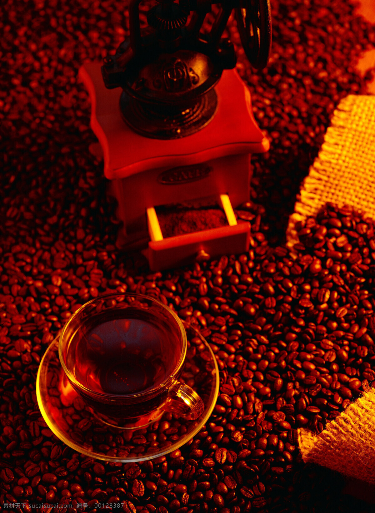 咖啡豆 上 玻璃杯 咖啡 一堆咖啡豆 颗粒 果实 饱满 许多 很多 coffee 浓香 褐色 托盘 杯子 搅拌机 粉碎机 麻袋 包装 铺垫 高清图片 咖啡图片 餐饮美食