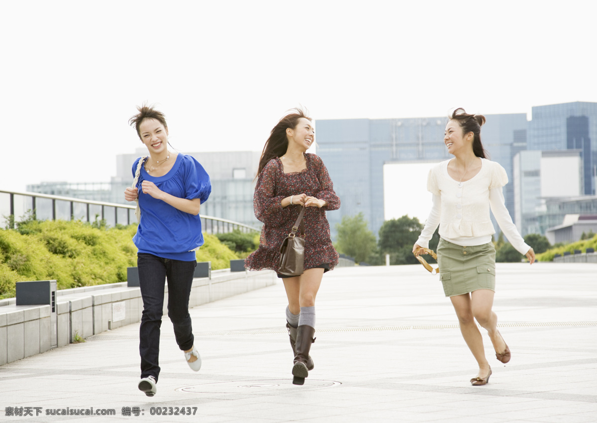 马路 上 奔跑 少女 悠闲 轻松 阳光女孩 开心女孩 假日快乐少女 青春 美少女 女孩 休闲 高清图片 美女图片 人物图片