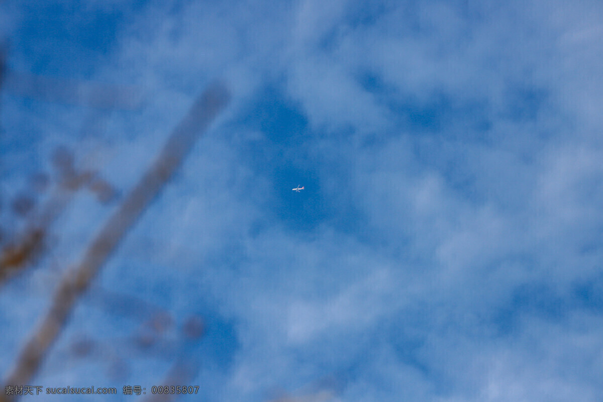 飞机 白云 间 蓝天 晴天 棉花 郊外 自然景观 自然风景