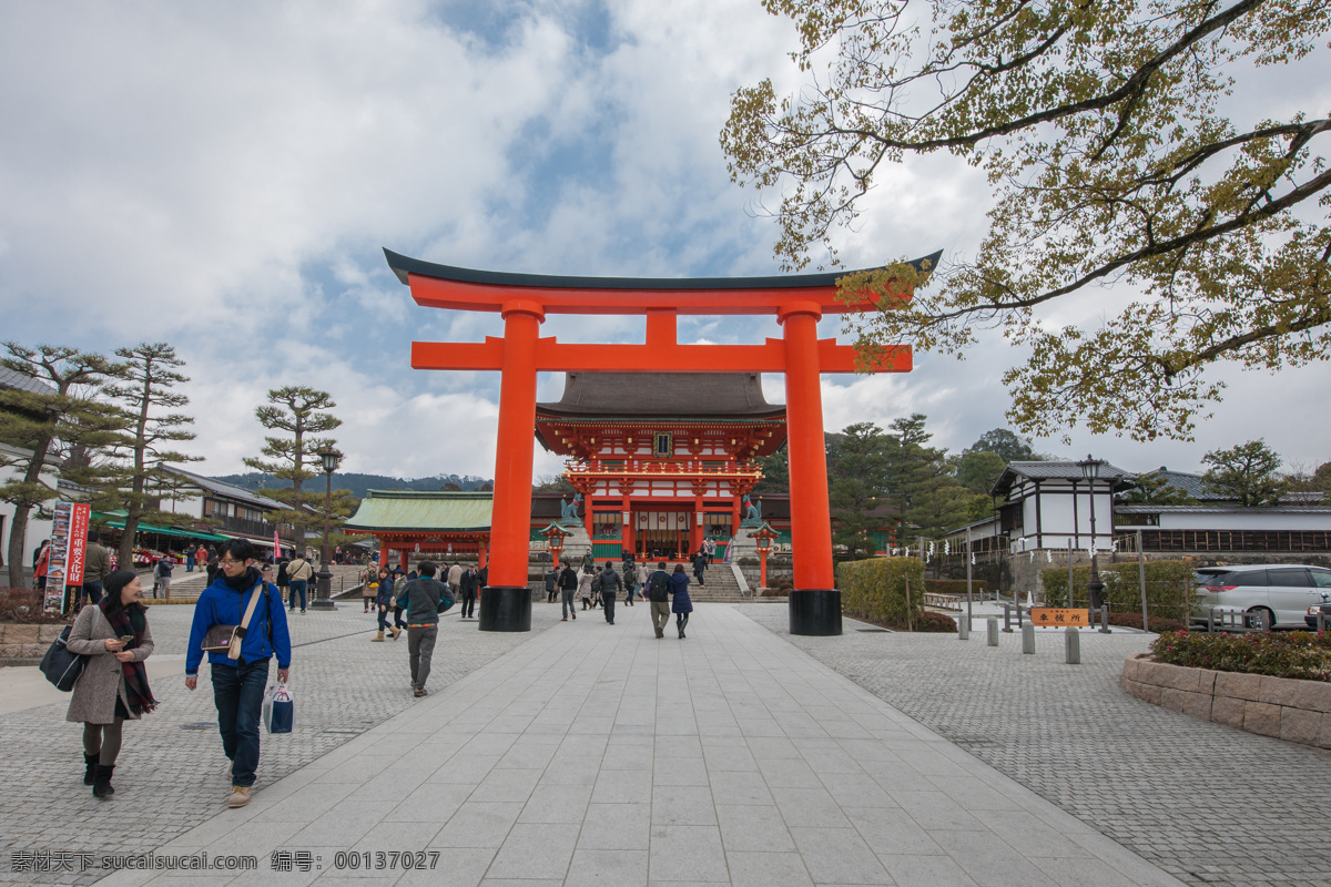 伏见稻荷大社 日本 京都 神社 蓝天 白云 鸟居 国外旅游 旅游摄影