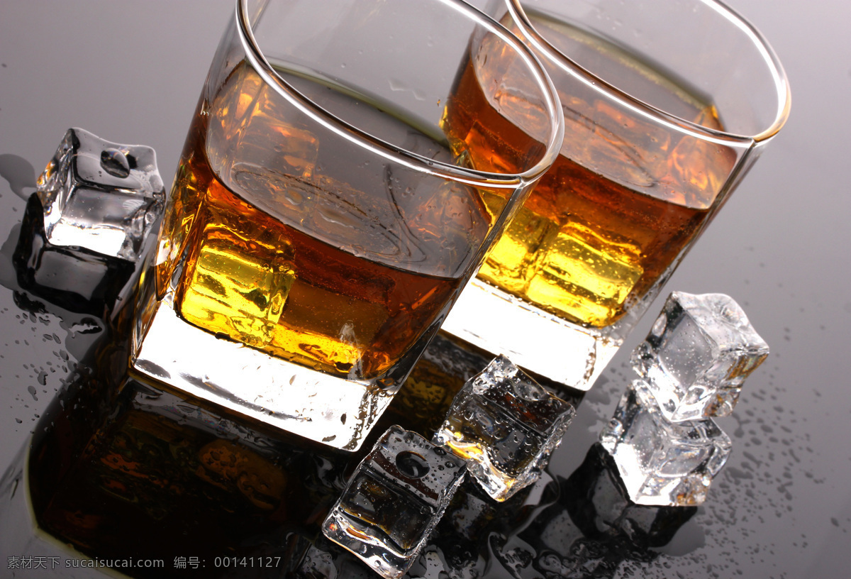 冰块 高档 洋酒 加冰洋酒 威士忌 高档洋酒 美酒 酒水饮料 玻璃酒杯 杯子 酒类图片 餐饮美食