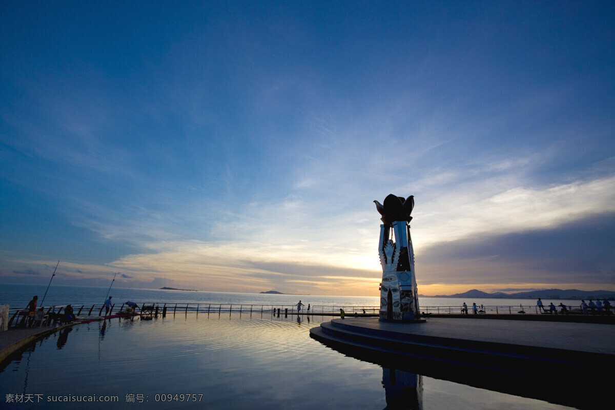 白云 傍晚 大海 雕塑 雕像 国内旅游 海南风景 海滩 三亚雕像 沙滩 蓝天 三亚 天空 晴天 旅游 旅游摄影 psd源文件