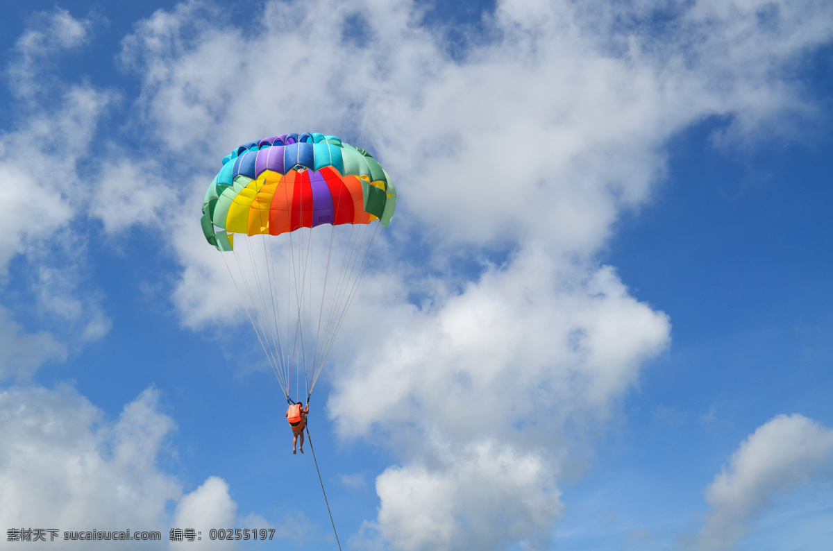 蓝天 白云 里 飞翔 跳伞 运动 蓝天白云 降落伞 跳伞运动 海上跳伞 大海 文化艺术 体育运动