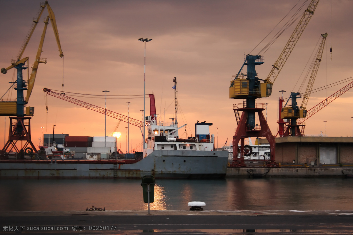 沿海港口 港口 码头 轮船 货物 起重机 天空 大海 海港 船只 倒影 晚霞 海岸 建筑 建筑景观 自然景观 工业生产 现代科技