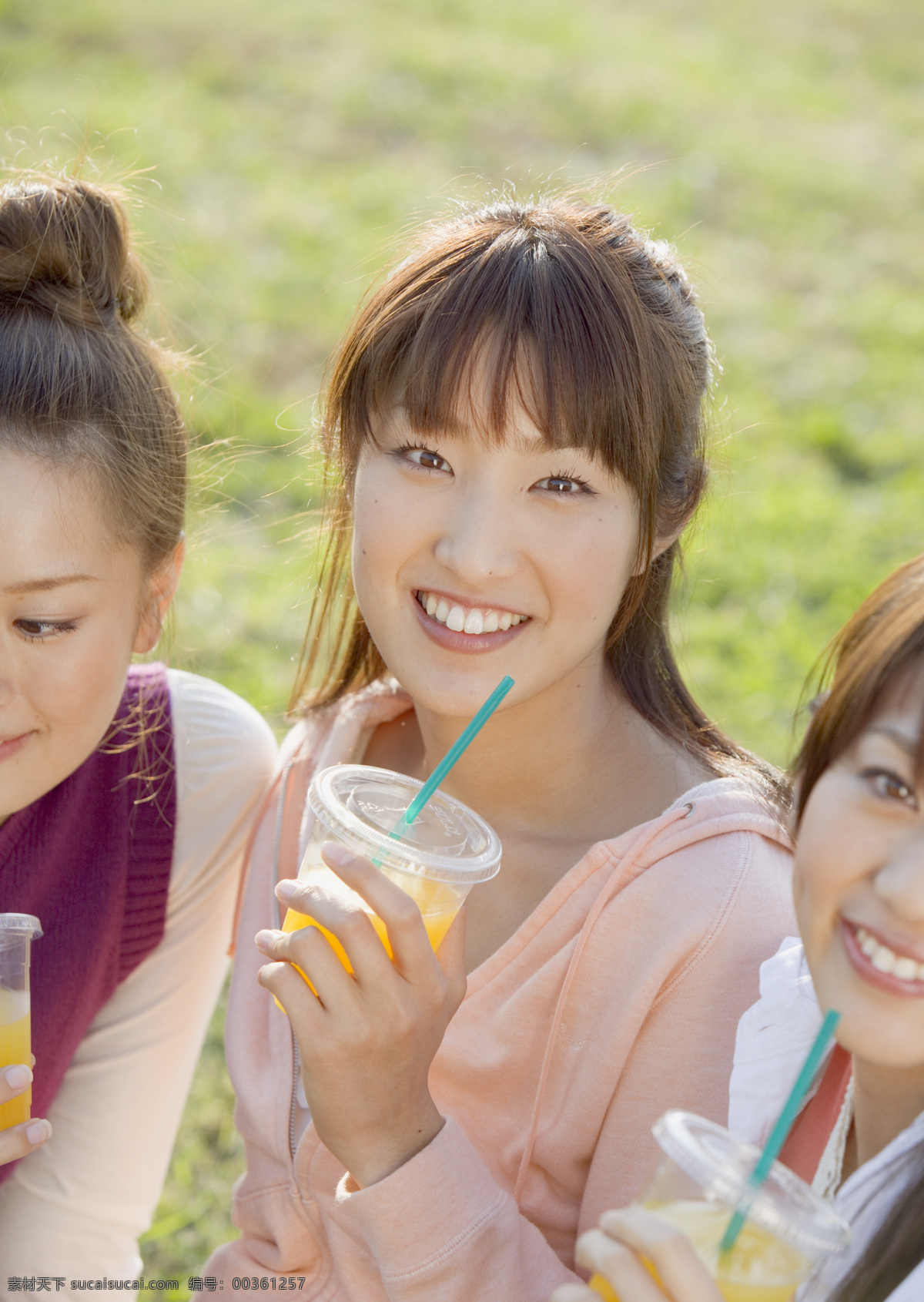 喝饮料的女孩 开心的女孩 女孩 女人 姑娘 mm 靓妹 学生 人物图库 人物摄影 摄影图库