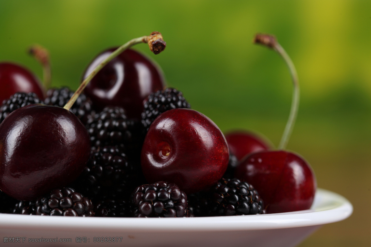 盘 里 樱桃 树莓 果实 果子 水果 新鲜水果 水果背景 水果图片 餐饮美食