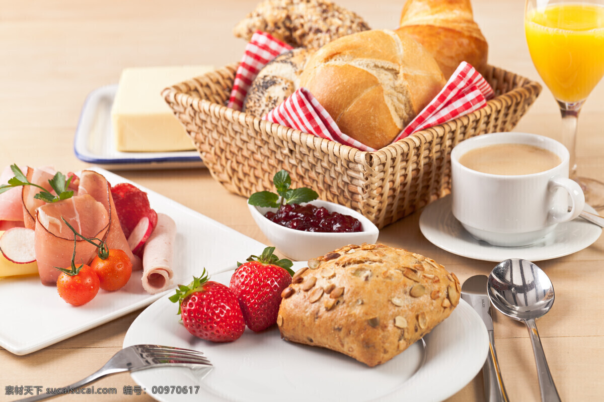 丰盛的早餐 丰盛 早餐 面包 草莓 咖啡 筐子 美食图片 餐饮美食 西餐美食