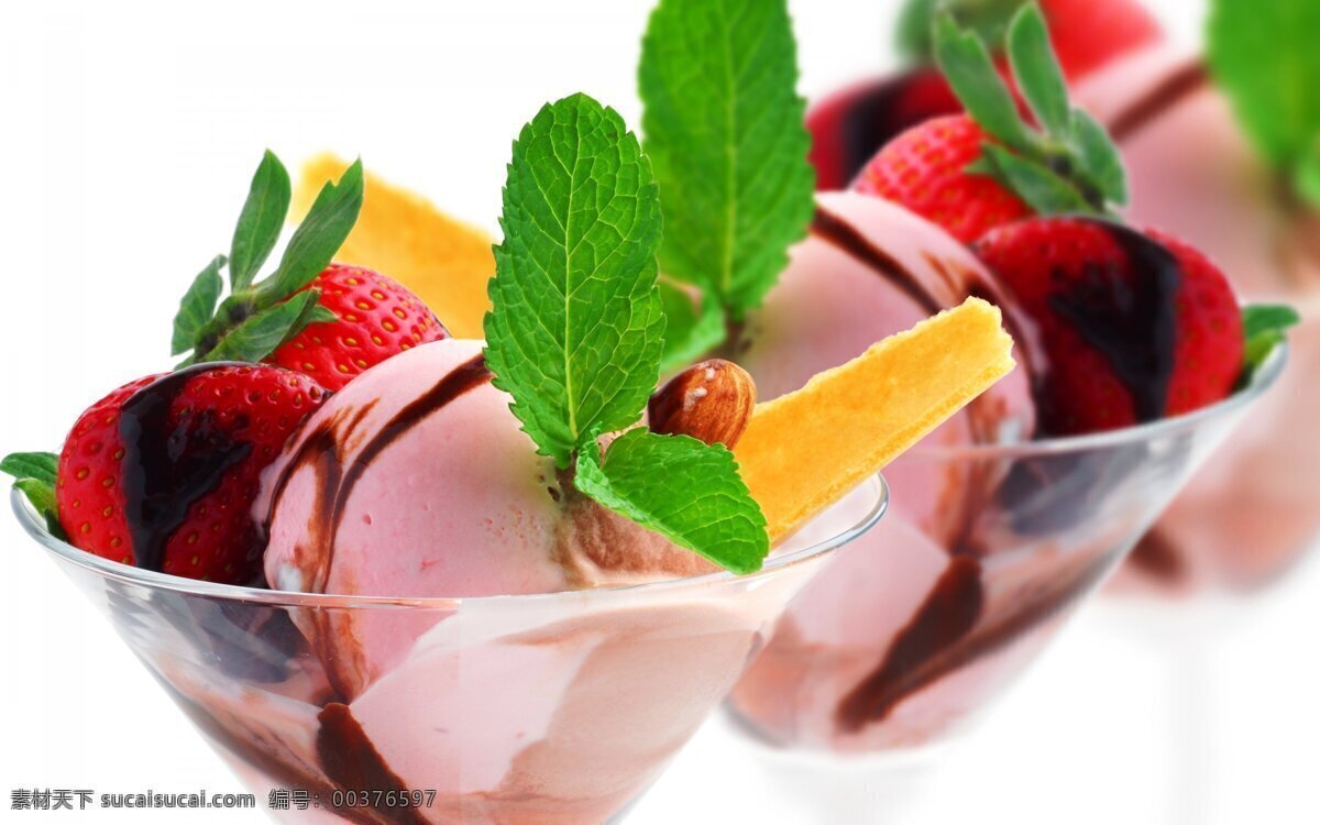 高脚杯 里 冰淇淋 草莓 冰激凌 甜品美食 食物摄影 美味 水果冰淇淋 点心图片 餐饮美食
